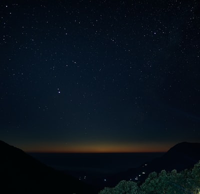 星夜下轮廓的山
